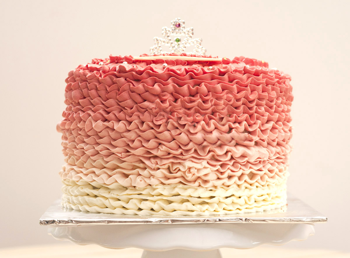 Featured image of post Como Confeitar Bolo Com Chantilly Simples Decore o bolo com um saco de confeitar