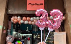 Imagem com a fachada da loja Maria Chocolate com balões de 33 anos para comemorar o aniversário