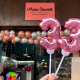 Imagem com a fachada da loja Maria Chocolate com balões de 33 anos para comemorar o aniversário